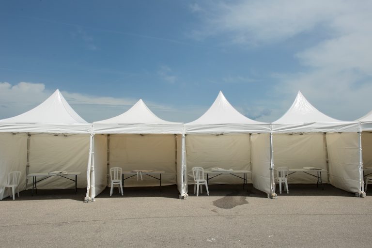 เต็นท์ขายของ 3x3 เป็นขนาดยอดนิยมสำหรับการออกบูธกลางแจ้ง