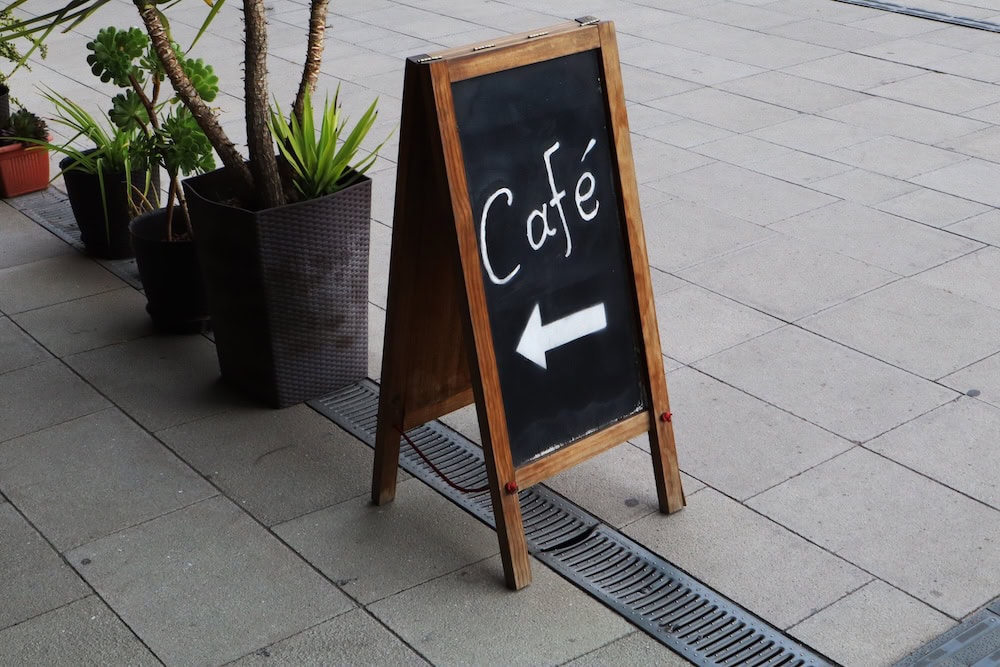 ป้ายหน้าเต็นท์ขายกาแฟ ช่วยดึงดูดผู้ที่เดินผ่านไปผ่านมาให้เข้าร้าน