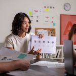 ทีมดีไซน์ช่วยกันระดมไอเดียออกแบบบูธ 3D ให้ตอบโจทย์การใช้งานจริง