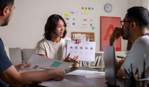 ทีมดีไซน์ช่วยกันระดมไอเดียออกแบบบูธ 3D ให้ตอบโจทย์การใช้งานจริง