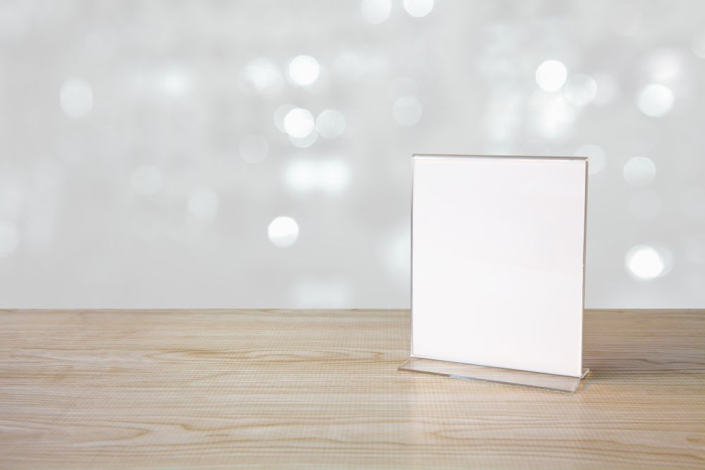 ป้ายอะคริลิกใส หนึ่งในอุปกรณ์ตกแต่งบูธขายของสไตล์มินิมอล