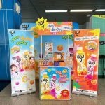 บูธโฆษณาที่ใช้จิตวิทยาสีในการออกแบบเพื่อความโดดเด่นและสะดุดตา